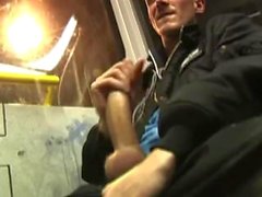 dicksucking der öffentlichen fahrt metro zug 