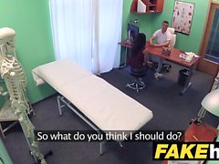 Fake Hospital Shy brunette on räjähtävä orgasmeja