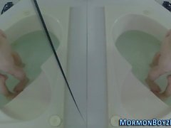 Неоседланный женоподобный на ванной