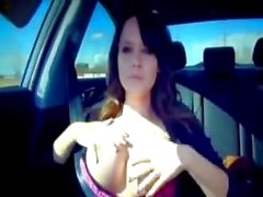 Milf con grandes tetas da la cabeza increíble en el coche