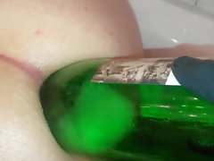 Asshole anal enchido com uma garrafa Sekt