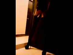 Crossdresser aficionado juega en el hotel con puerta abierta y semen