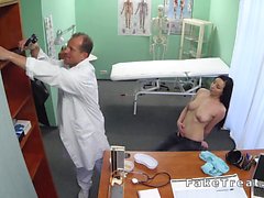 Nippli con piercing del paziente