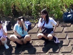 adolescentes asiáticas ao ar livre urinar