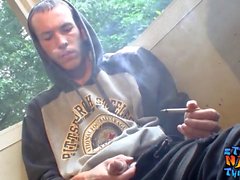 Homosexuell thug tar en rökfri utomhus och jacks off
