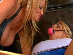 Holly Halston Restricción de y amordazado tetona follada por mis amigos a Kelly Madiso