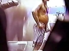 Spycam e spogliatoio di un uomo ( antico video da 1990. )