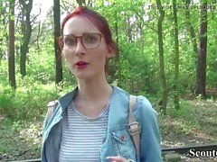 Fille allemande maigre avec des lunettes baise en plein air avec agent de coulée