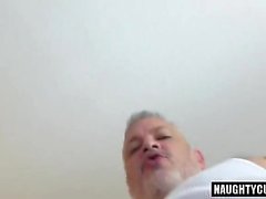 Big dick gay trekant med cumshot