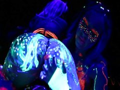 Abigail Mac und Ava Adams Blacklight Sex Party