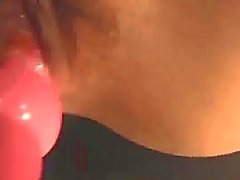 Asiatisches Mädchen in zerrissenen Jeans bekommen ihre Pussy gefickt mit Spielzeug- Giving Blowjob auf den Knien Sperma To Mouth