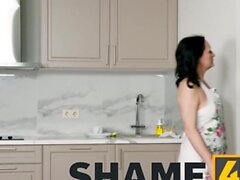 Shame4k. Stud atrae a una mujer mayor a tener un sexo pervertido