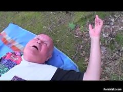 BBW Abuela divertirse en el bosque