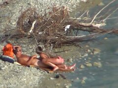 Las parejas de playa nudista se masturban mutuamente el spycam
