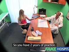 FakeHospital Slender bir sarışın olarak onu seksi bedeni ve dili kullanır