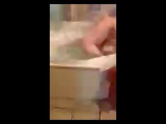 Anna Presa alla selvaggia in una jacuzzi