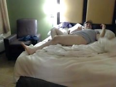 Tesão Big Tit Stepmom foge em Quarto de hotel, enquanto Grlfriends no chuveiro