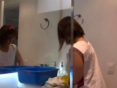 Возбужденная колумбийская горничная Кэти Вайолета наслаждается странной ванной