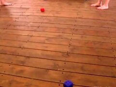 Элла Кросс - болезненная игра с петухом и мячом