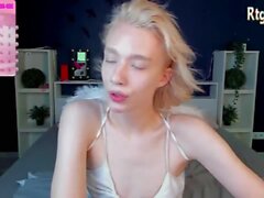 Slim Blonde Teen esseulé de l'Estonie Taries sur webcam