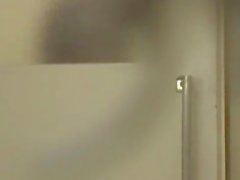 Pee ihre Jeans im Badezimmer Warteschlange