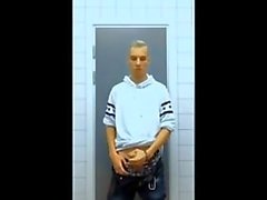 Dansk 18 år gamla unga twink pojke och levereras på allmänheten den toalettpapper