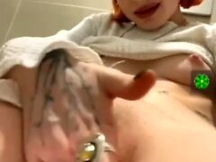 tatoué, jeune se masturbe dans le centre commercial 829