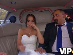 VIP4K. Passerby al azar puntúa la novia lujosa en la limusina de boda