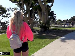 Bisexuell Teenager Chloe Foster blinkt ihre Muschi in der Öffentlichkeit
