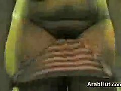 Spessa Pulcino strisce arabo e si masturba