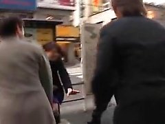 Japanische Schlampe wird auf der Straße aufgelesen und hart gefickt