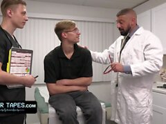 Docactortapes: el médico muscular y su joven asistente brindan un tratamiento anal especial al paciente sexy