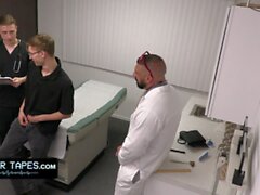 Doctortapes - Médico muscular e seu jovem assistente entregar tratamento anal especial para paciente sexy
