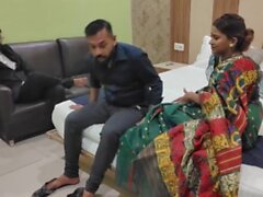 L'épouse indienne a partagé avec un ami ami ayant des relations sexuelles pendant qu'il regarde - audio hindi