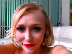 Маленькие сиськи HJ Gf Wanks смазанного маслом POV COCK