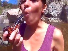 muchacha El fumar hermoso de su pipa