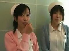 Две привлекательные азиатские медсестры поставить свои рты для работает в л