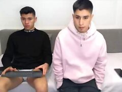 Twink gay se masturba na webcam