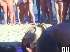 Swingers amuser à la pour A Beach devant une foule