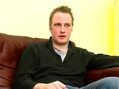 Der entzückende britische junge Ricky Cums nach einem Inteview