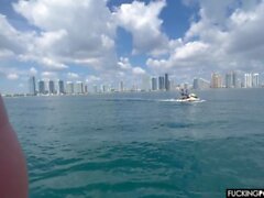 Jetski Pov Fuck con Wild MacKenzie Mace e Voyeurs acquatici. Amo Miami !!