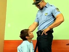 Polizeibeamter anal erzeugt dünne lateinische und erinnert ihn