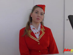 kauniilla stewardess otetaan ison hirviö cock