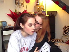 Rose & Rosie besos lesbianas !!