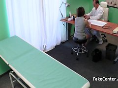 Doctor foder adolescente cadela a escritório do hospital