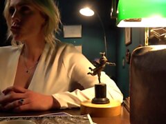 Het kropp jordgubbe blond milf sovrum fisting