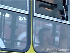 sexo em público em um ônibus da cidade