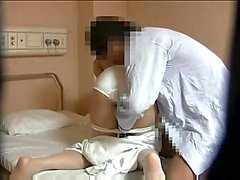 Asiatische Krankenschwester bekommt von ihrer Patientin Banged