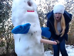 Kinky blonde suava outdoor toying