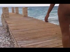 Booty botte nudo in spiaggia